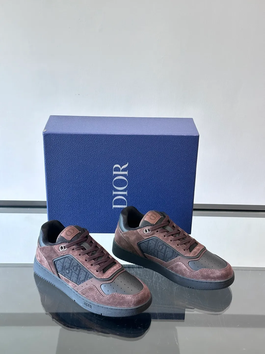 Men's shoes 💰p400 "DIO＊" low-top B27 casual sports shoes, this B27 low-top B27 Dio*'s classic item comes from the DIOR.TEARS joint series. Carefully crafted from first-grain cowhide, it is decorated with laser-drawn Oblique prints and is layered with cotton styling details to display the 💰peace Sign pattern from the Dio*Tears collaboration series. It is paired with white Oblique Galaxy print-effect leather panels to enhance the style. The two-tone rubber sole, tongue and backside feature the Dior Tears logo, CD Icon eyelets and rich classic details. Elevate any outfit and pair with other Dior Tears pieces for matching looks. Size: 38-44 Male 38-44 (45 46 customized)